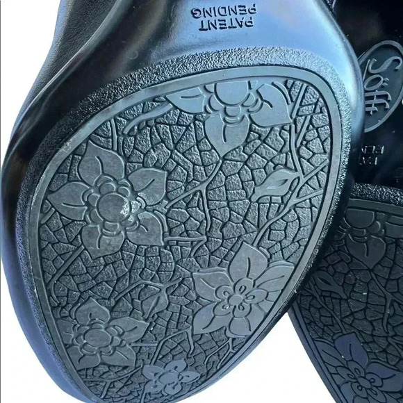 Sofft Black MARY JANES Size 7.5 Narrow!! Crease in leather at the toe Left shoe. - Picture 7 of 11